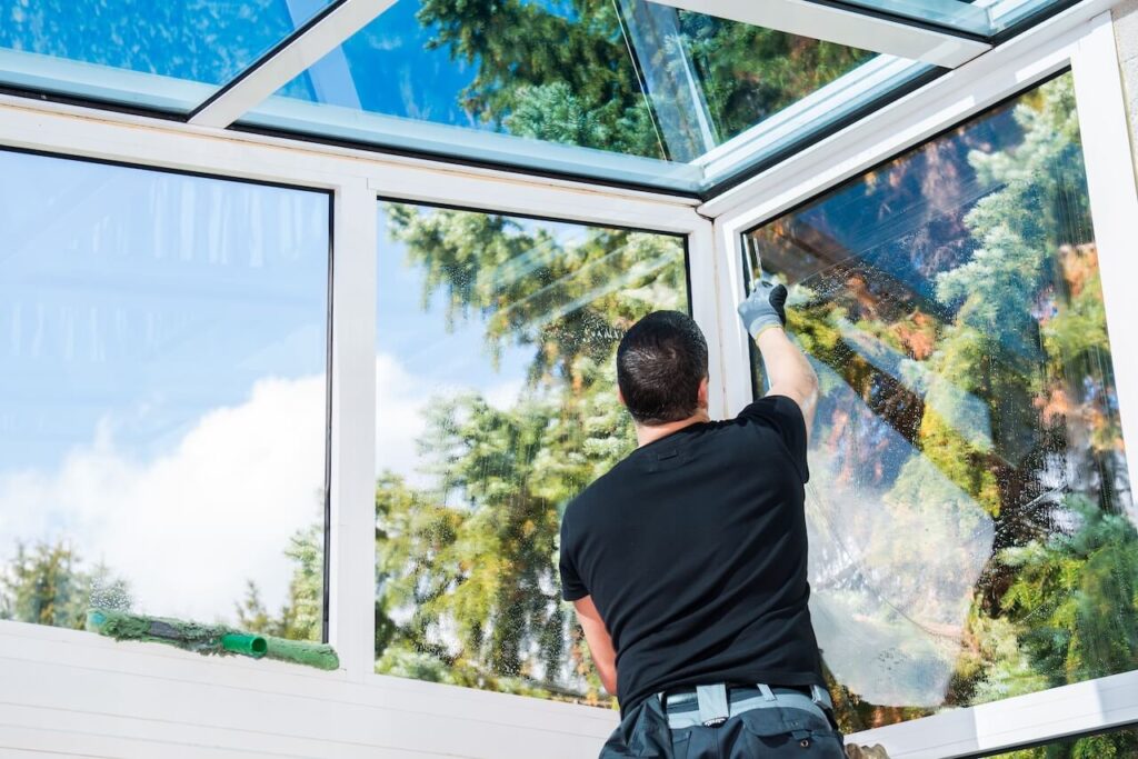 Wintergarten reinigen – klare Glasflächen und gepflegte Profile