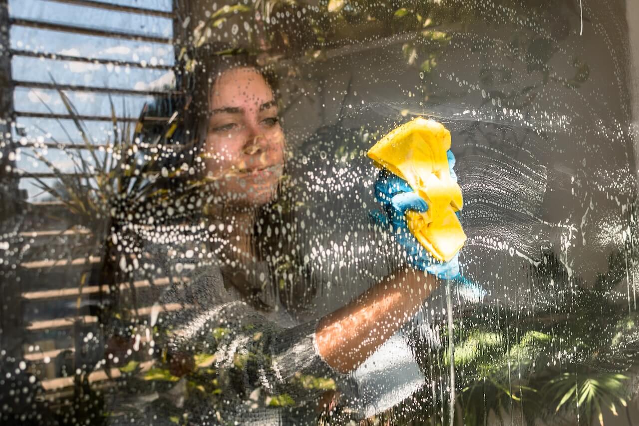 Wintergarten reinigen – Glasflächen mit Fensterwischer säubern