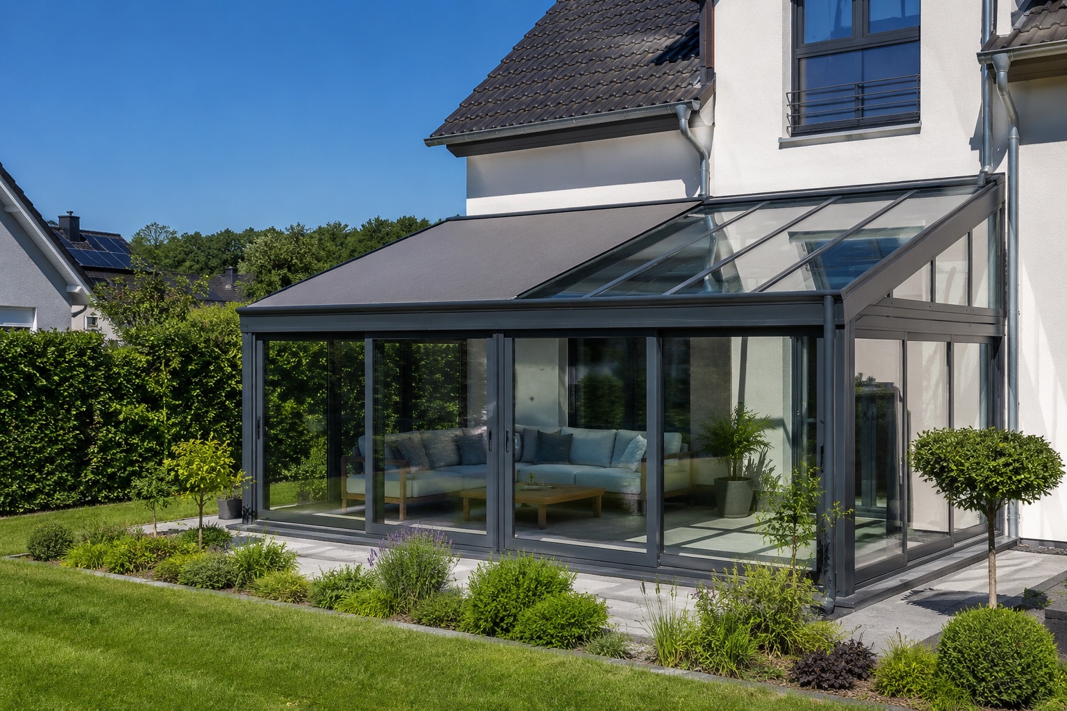 Ausgefahrene Dachbeschattung am Aluminium-Wintergarten im Sommer