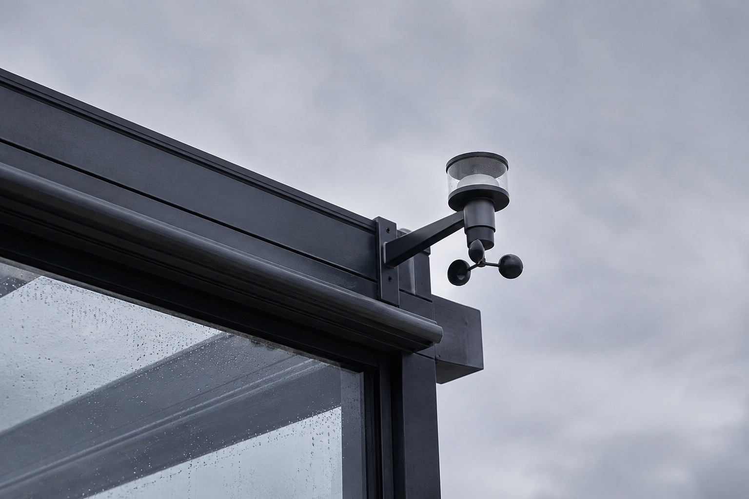 Regen- und Windsensor an der Dachkante des Wintergartens